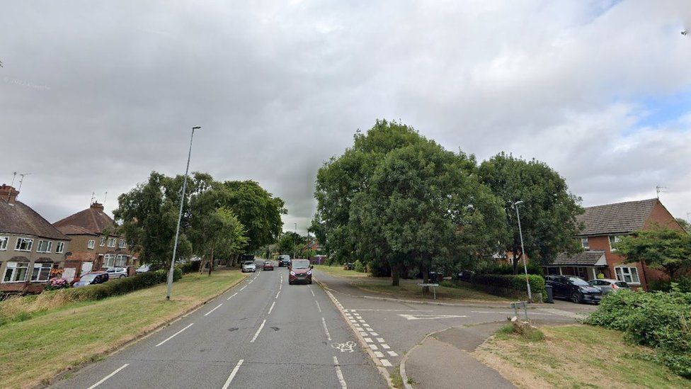 Daventry: Car crashes into tree killing young man - BBC News