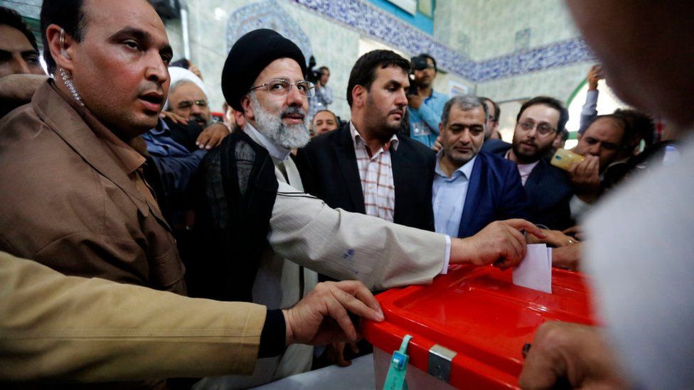 Эбрахим Раиси голосует на президентских выборах Ирана 2017 года на избирательном участке на юге Тегерана (19 мая 2017 года)