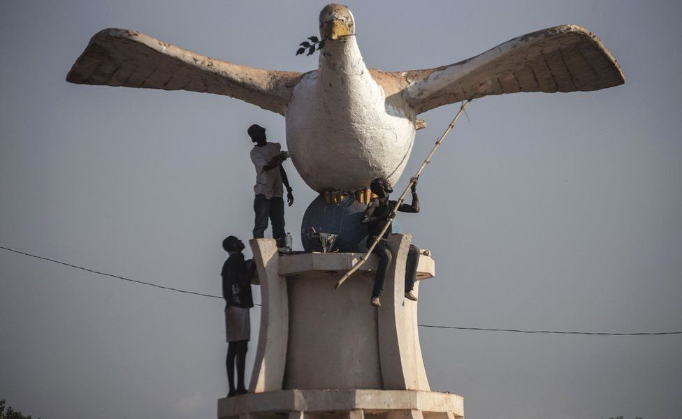 Painters working on Bangui's peace dove statue, CAR - Thursday 26 November 2015