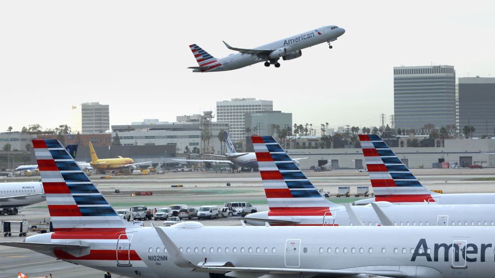 Фотография самолета American Airlines, готовящегося к взлету в аэропорту Лос-Анджелеса 11 января после того, как из-за проблем с компьютером полеты через США были приостановлены