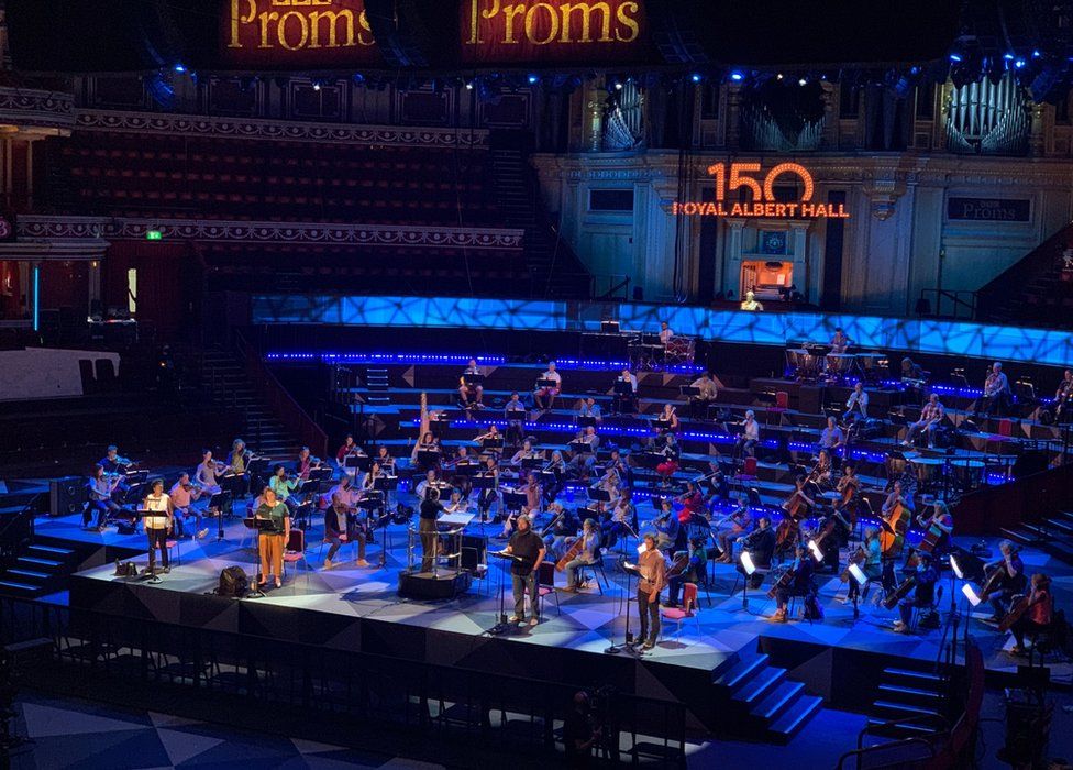 Симфонический оркестр BBC и певцы BBC репетируют перед премьерой выпускных вечеров