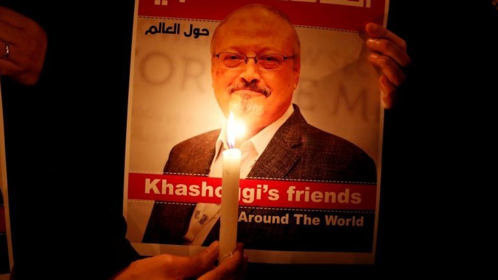 Демонстрант держит плакат с изображением саудовского журналиста Джамаля Хашогги возле консульства Саудовской Аравии в Стамбуле, Турция, 25 октября 2018 года.