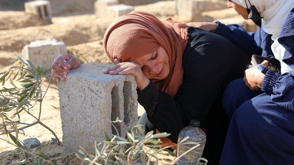A Palestinian woman reacts at the grave of her son, who was killed in an Israeli strike, in Khan Younis, in the southern Gaza Strip (18 January 2024)