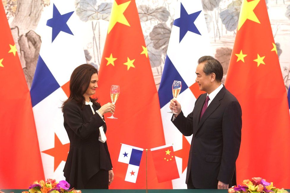 Picture of China's foreign minister Wang Yi (right) toasting Panama's foreign minister Isabel Saint Malo de Alvarado