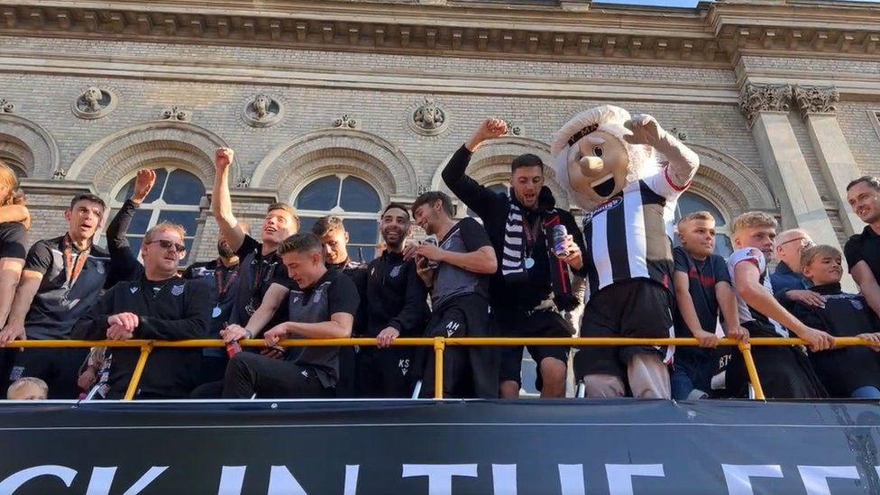 Grimsby Town promoted Fans greet opentop bus tour BBC News