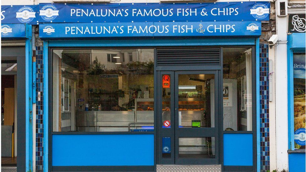 Siop sglodion 'Penaluna's Famous Fish & Chips' yn Hirwaun, Rhondda Cynon Taf sydd wedi'i henwi fel siop sglodion orau Cymru