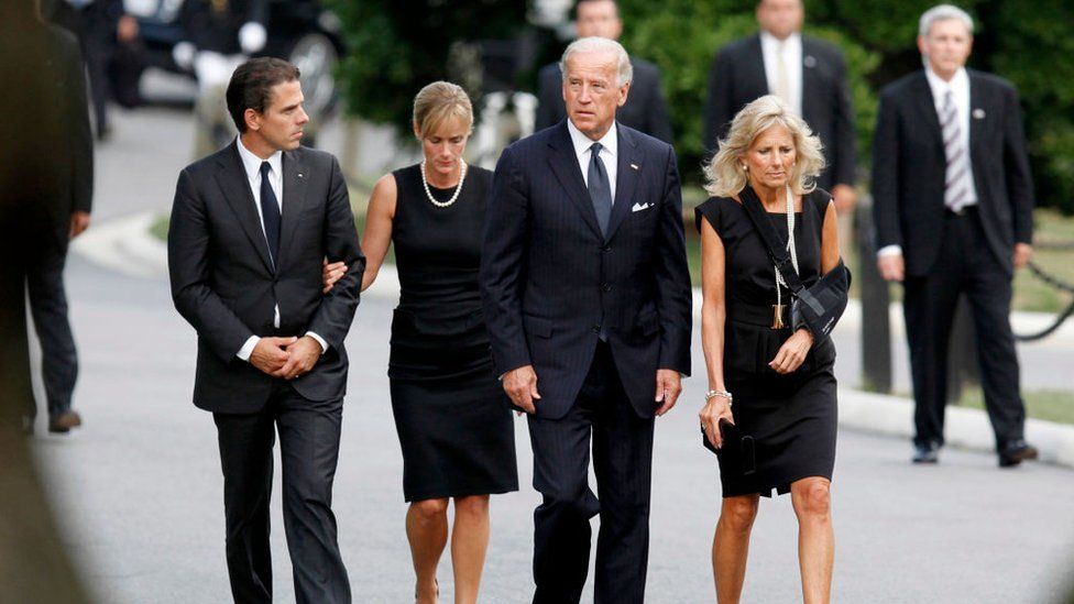 Hunter (extreme left) walks with his then-wife Kathleen, father Joe and step-mother Jill in 2009