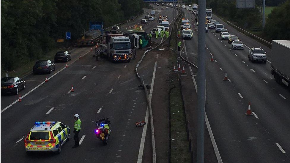 M4 lorry crash near Maidenhead leads to 17-hour closure - BBC News