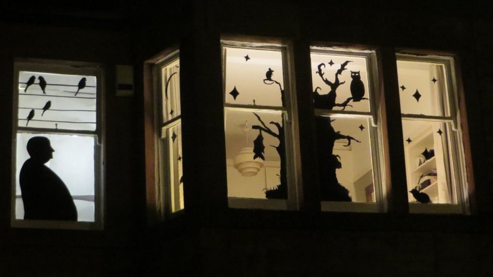 In pictures: Strathbungo Window Wanderland - BBC News