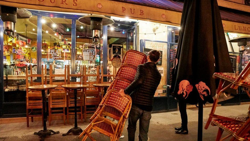 Paris bistro closing ahead of curfew, 17 Oct 20