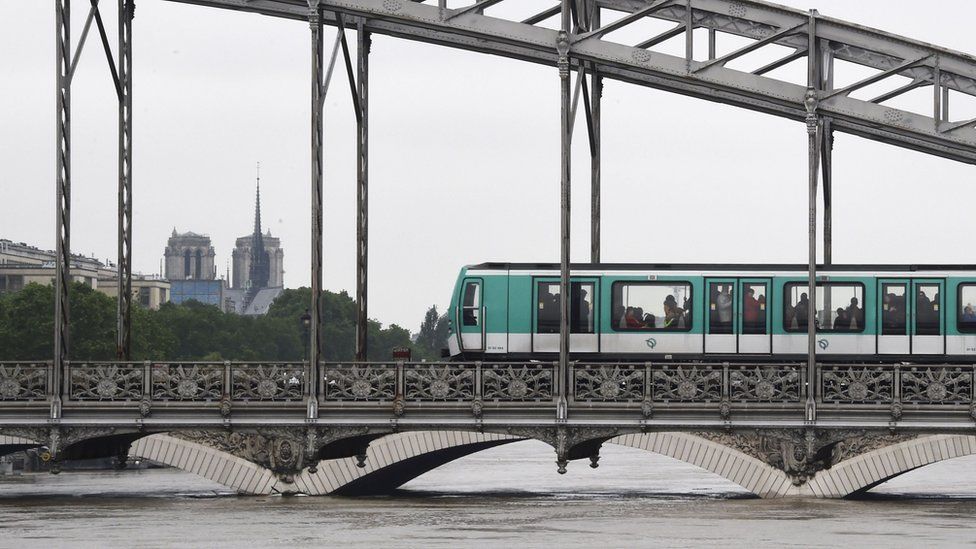 Paris floods: Seine level starts dropping after 30-year high - BBC News