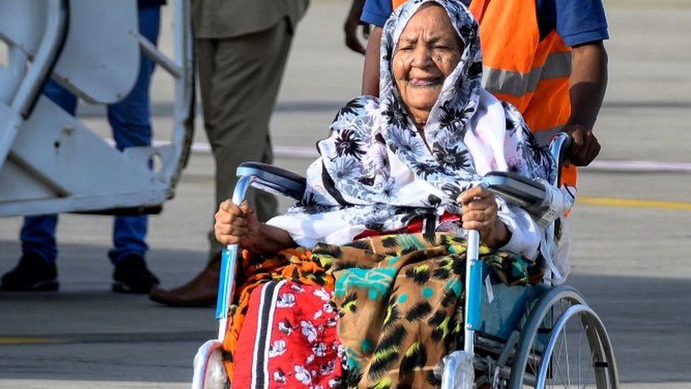 Пожилой пассажир оказывается в инвалидной коляске после высадки из самолета EgyptAir при первой посадке в международном аэропорту Порт-Судана 5 сентября 2023 г., после открытия нового международного маршрута между Каиром и Порт-Суданом