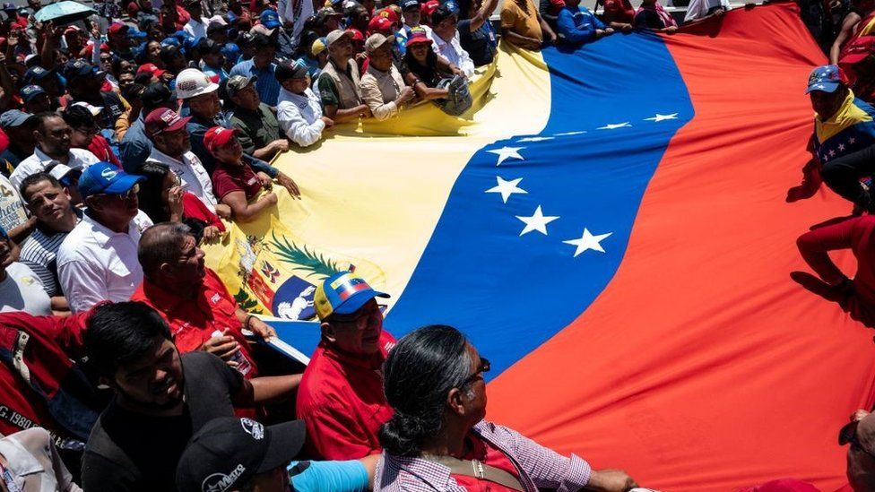 Сторонники правительства Венесуэлы в прошлом месяце маршируют против экономических санкций, введенных Соединенными Штатами