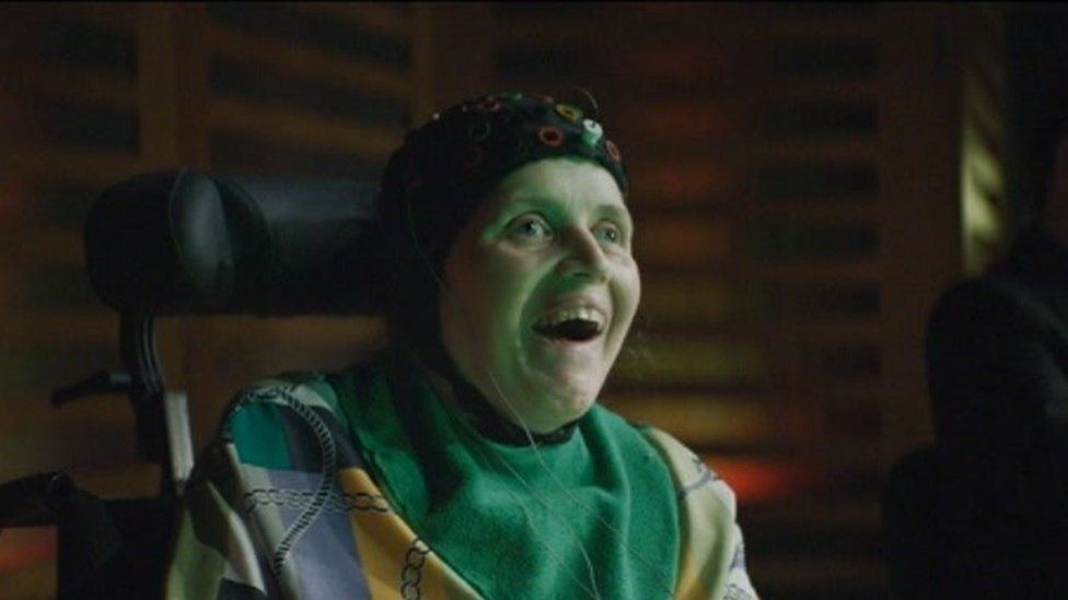 Violinist uses brain waves to play 29 years after accident BBC News