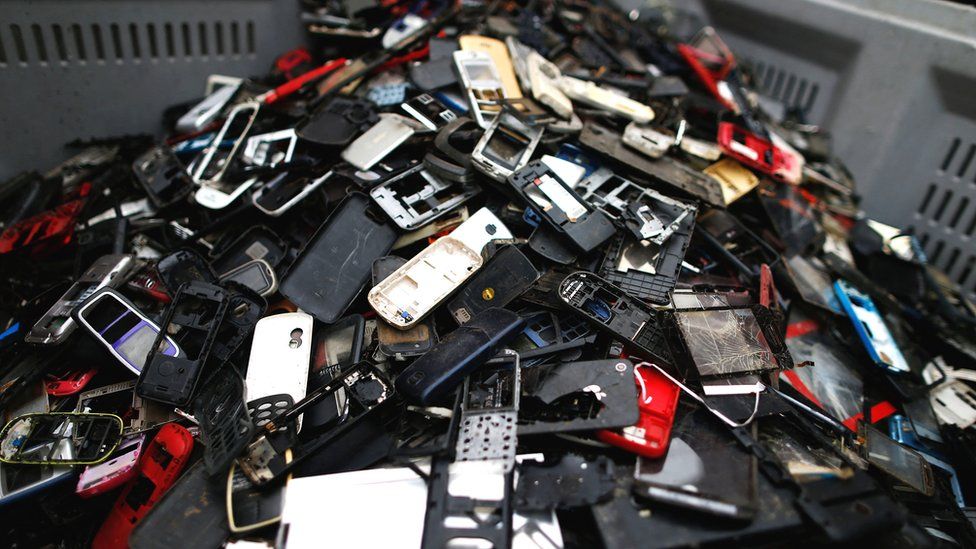 Выброшенные мобильные телефоны