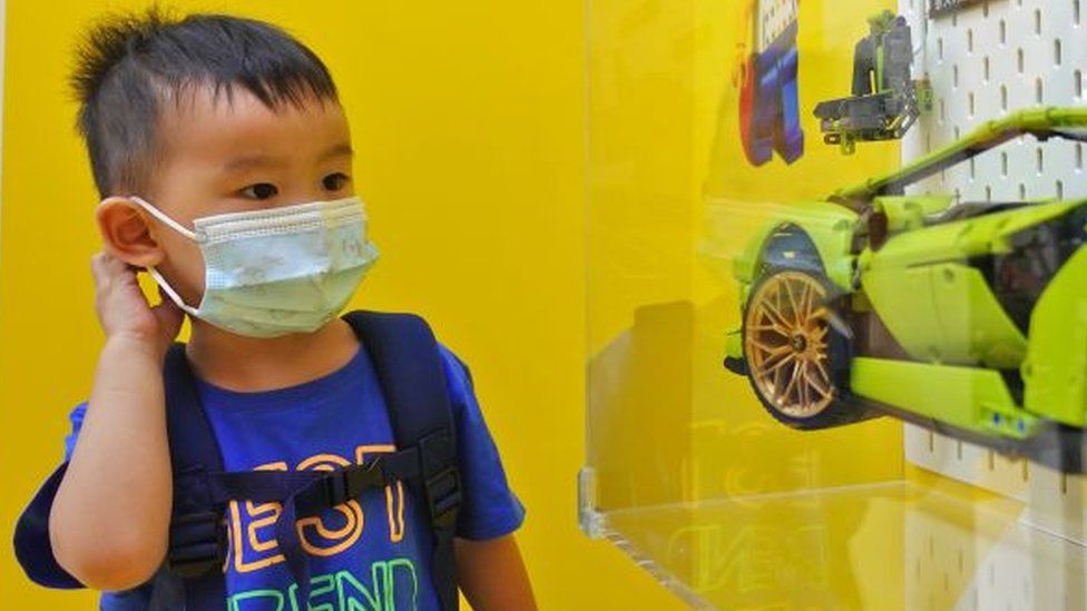 Мальчик осматривает выставку творений Lego в торговом центре в Циндао, Китай.