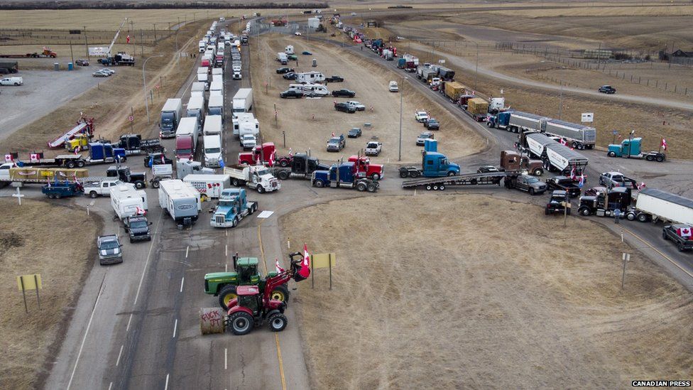 Колонна грузовиков блокирует границу США и Канады недалеко от Куттса, Альберта