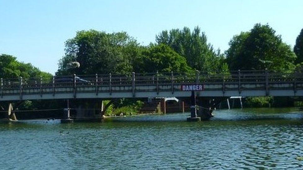 Goring and Streatley Bridge