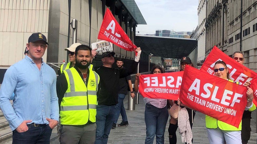 Сэм Тэрри с бастующими рабочими Aslef на вокзале Паддингтон в Лондоне