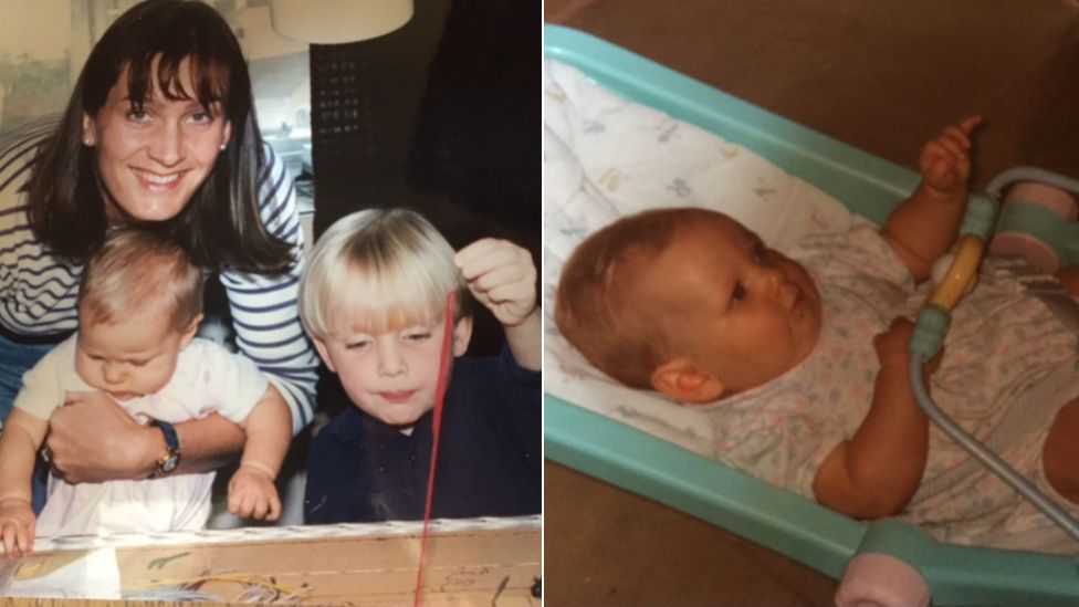 Две фотографии, на одной из которых Клэр Блэр держит Сюзанну Блэр в младенчестве и с ее четырехлетним сыном Алистером, а на второй Сюзанна Блэр в младенчестве в детском кресле