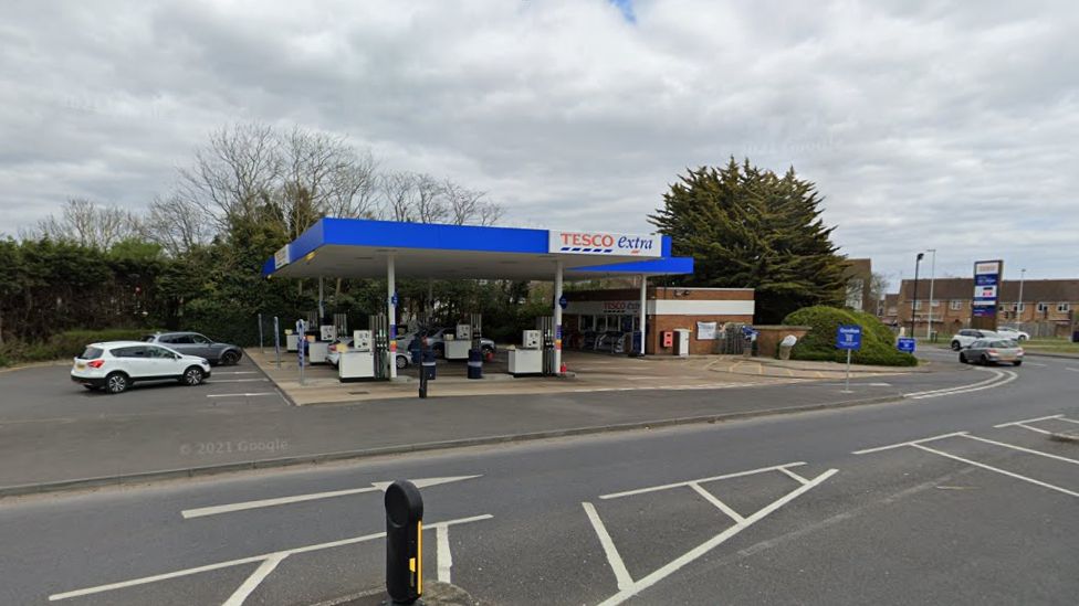 Worthing armed robbery: Three arrested after petrol station raid - BBC News