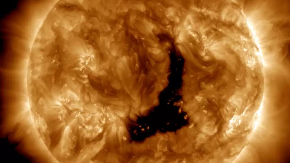 Giant 'hole' bigger than 60 Earths has appeared in the Sun - BBC