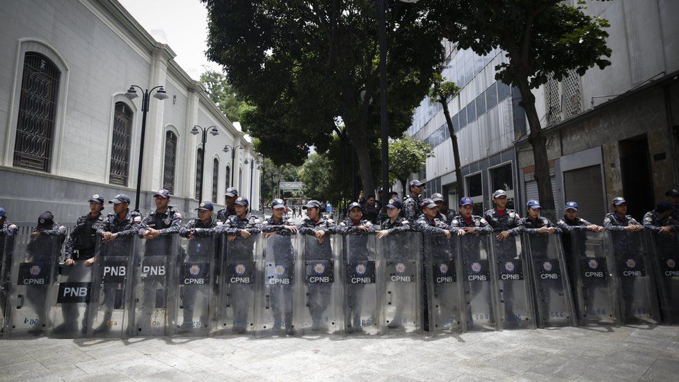Police blocks entrance to Venezuelan National Assembly