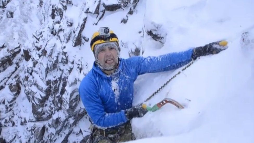 Climber Greg Boswell 'prised' grizzly's jaws off leg - BBC News