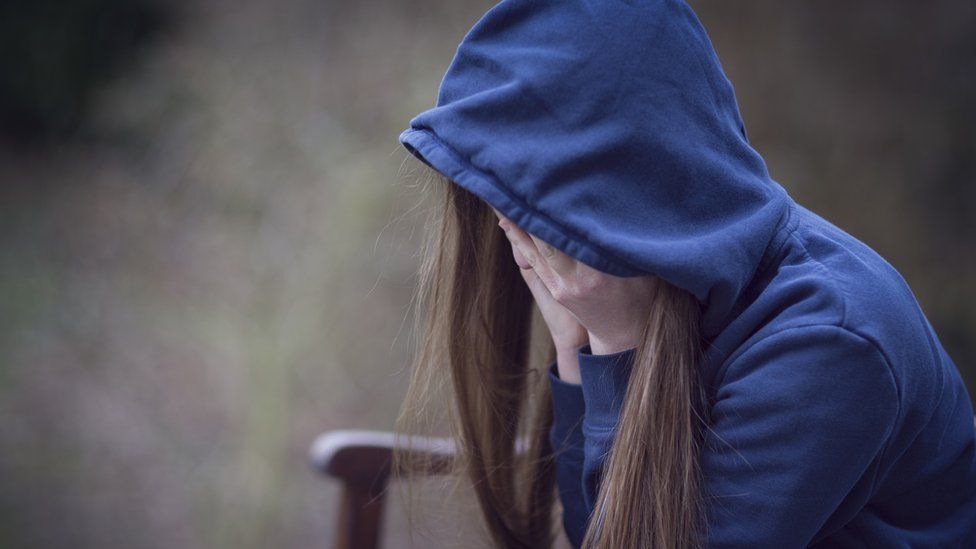 Ragazza con la testa tra le mani