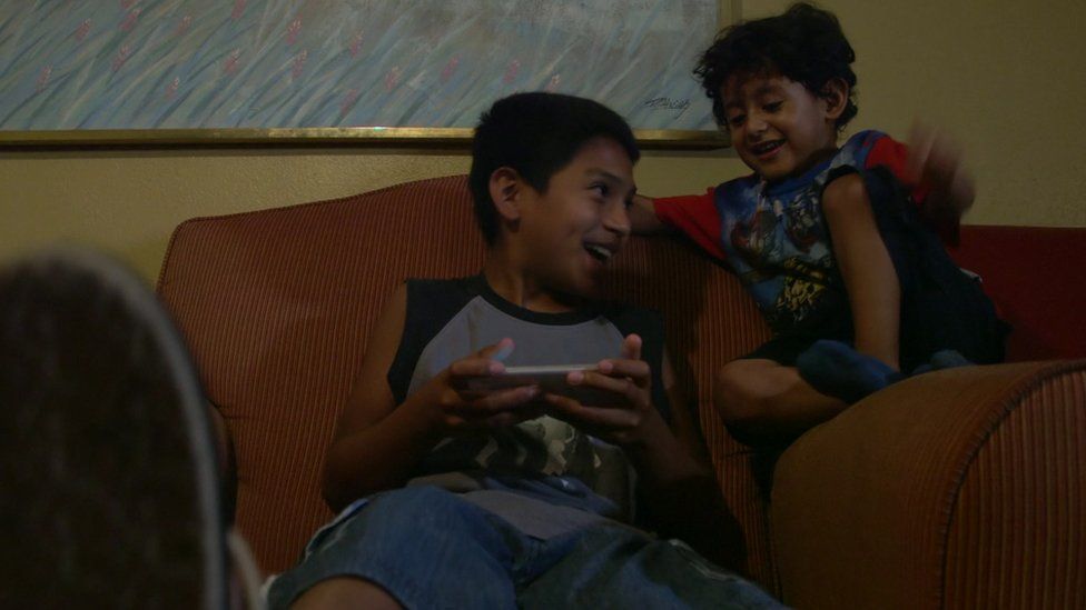 Brayan ríe con su hermano menor