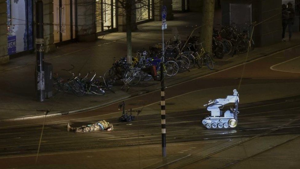 A robot approaches the injured hostage taker in Amsterdam. Photo: 22 February 2022