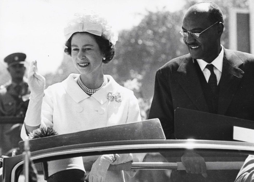 Sa Majesté la reine Elizabeth II et le président El Tigani El-Mahi, dans une voiture ensemble sur la route d'État depuis l'aéroport de Khartoum lors d'une visite royale, au Soudan, le 11 février 1965.