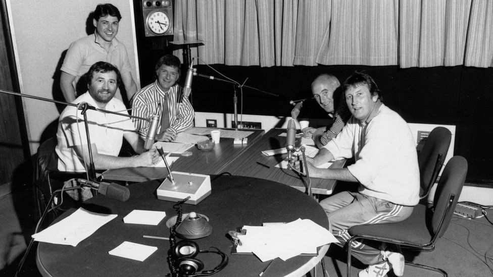 Dewi Pws a Dafydd Hywel (ar y dde) yn rhan o gwis Radio Cymru yn 1989