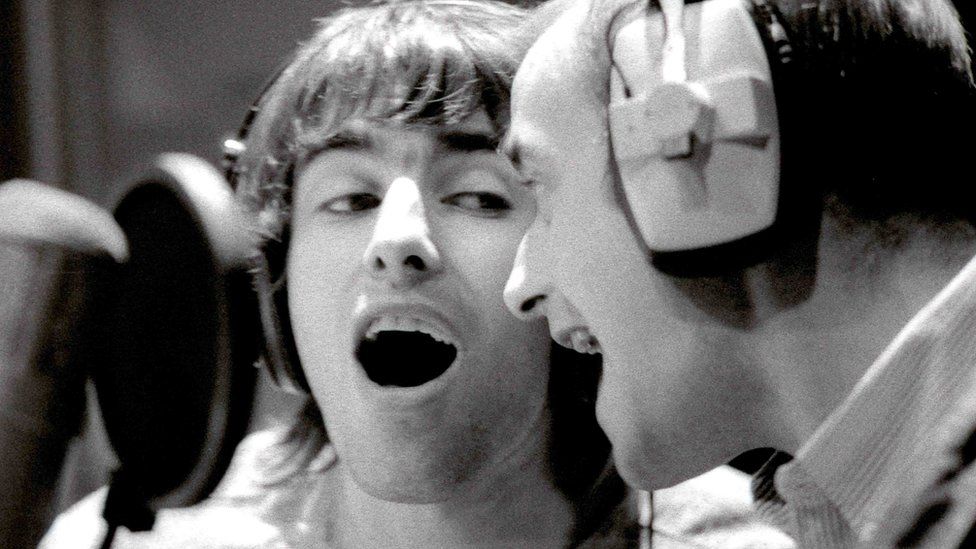 Liam Gallagher singing with Bonehead