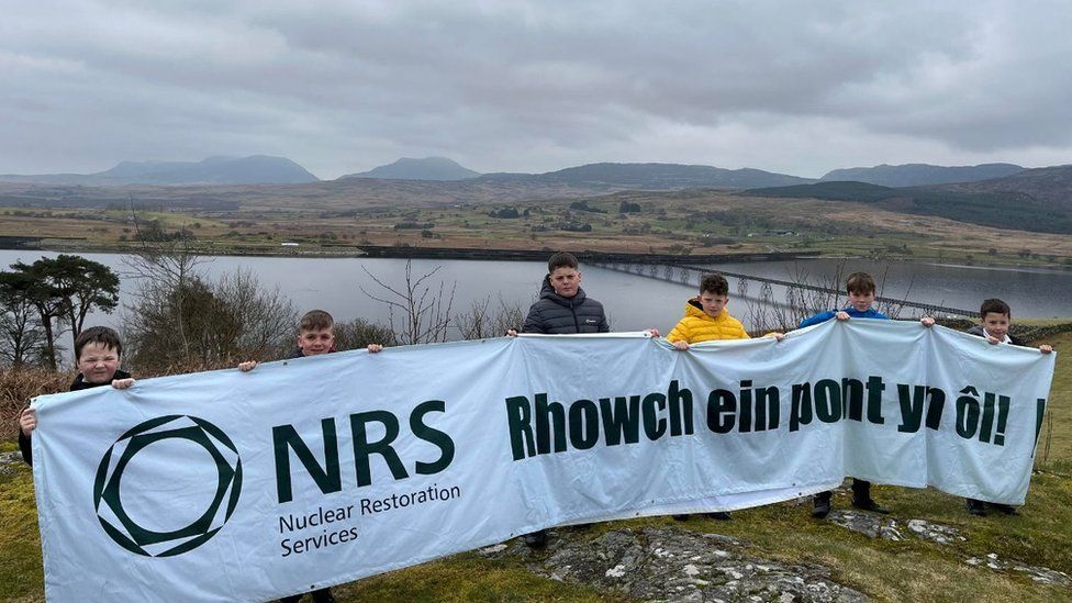 Gwynedd Pentref Yn Galw Am Ailagor Pont Droed Bwysig Bbc Cymru Fyw