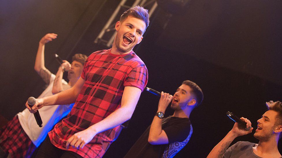 Tom Mann performing with Stereo Kicks in London in 2015