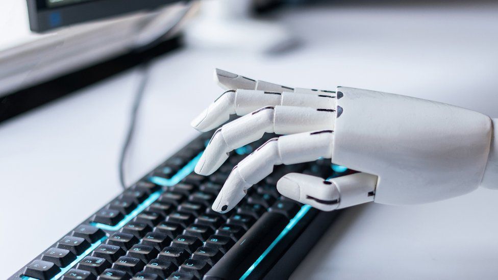 Una imagen de archivo de las manos de un robot en el teclado como metáfora de la invención