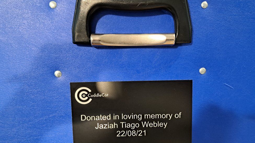 A plaque on a cuddle cot