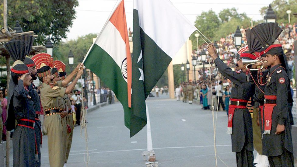 Церемония вручения флага на индийско-пакистанской границе
