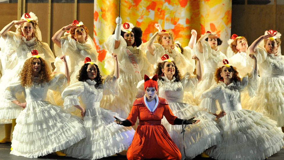 Салли Мэтьюз в роли Виксен с артистами труппы в постановке Английской национальной оперы по опере Леоса Яначека « Хитрая маленькая лисица» в постановке Джейми Мэнтона под управлением Мартина Браббинса в Лондонском Колизее 16 февраля 2022 года в Лондоне, Англия.