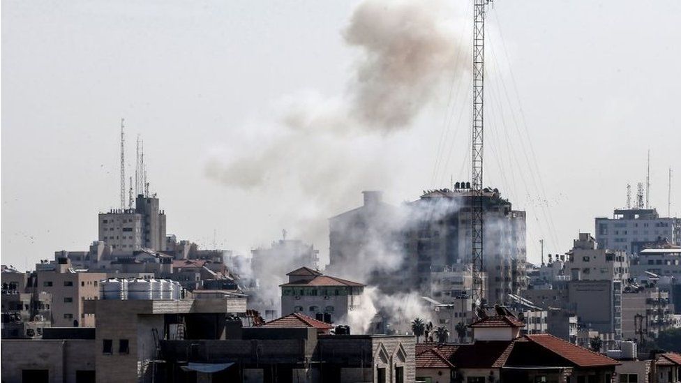 Smoke rises above Gaza City after an Israeli air strike (12/11/19)