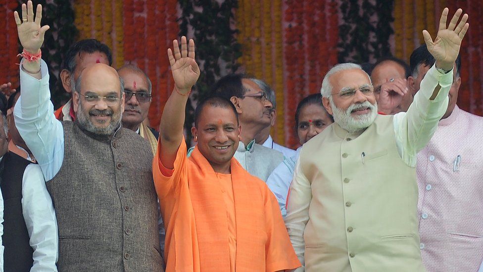 Амит Шах (слева), Йоги Адитьянатх (в центре) и премьер-министр Нарендра Моди