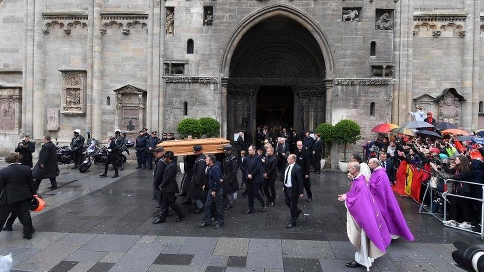 Niki Lauda's coffin is carried out of St Stephen's cathedral in Vienna. Photo: 29 May 2019