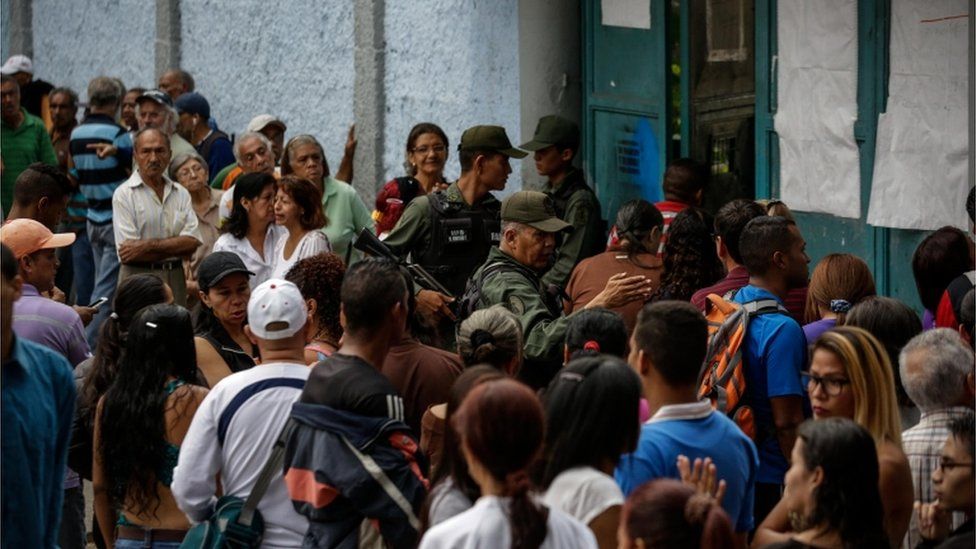 Venezolanos hacen fila para votar