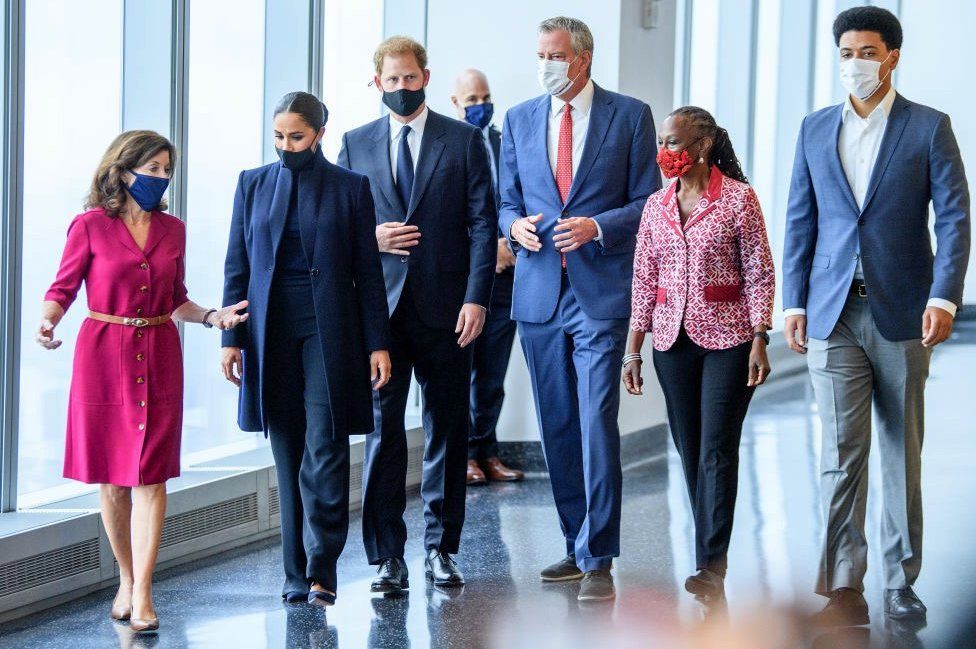 left to right: Governor Kathy Hochul, Meghan, Duchess of Sussex, Prince Harry, Duke of Sussex, NYC Mayor Bill De Blasio, Chirlane McCray and Dante De Blasio
