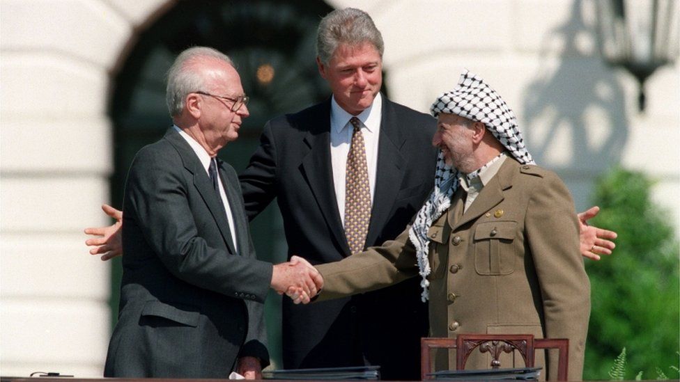 Yitzhak Rabin (l), Bill Clinton (c) and Yasser Arafat at signing of the Oslo Accords in Washington (13/09/93)