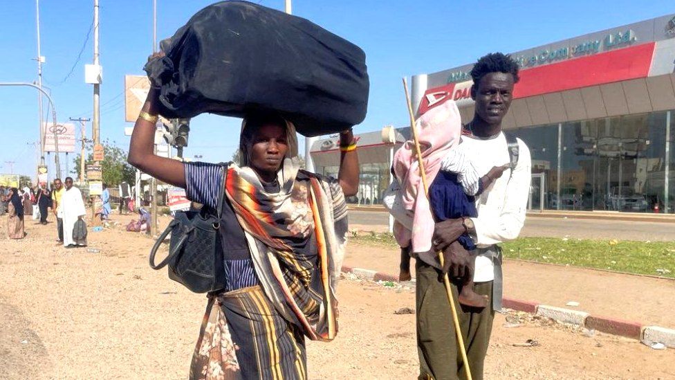 Люди собираются на станции, чтобы бежать из Хартума во время столкновений между военизированными Силами оперативной поддержки и армией в Хартуме, Судан, 19 апреля 2023 г.