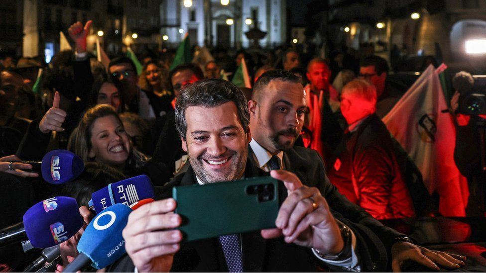 André Ventura (centre) takes a selfie with a crowd