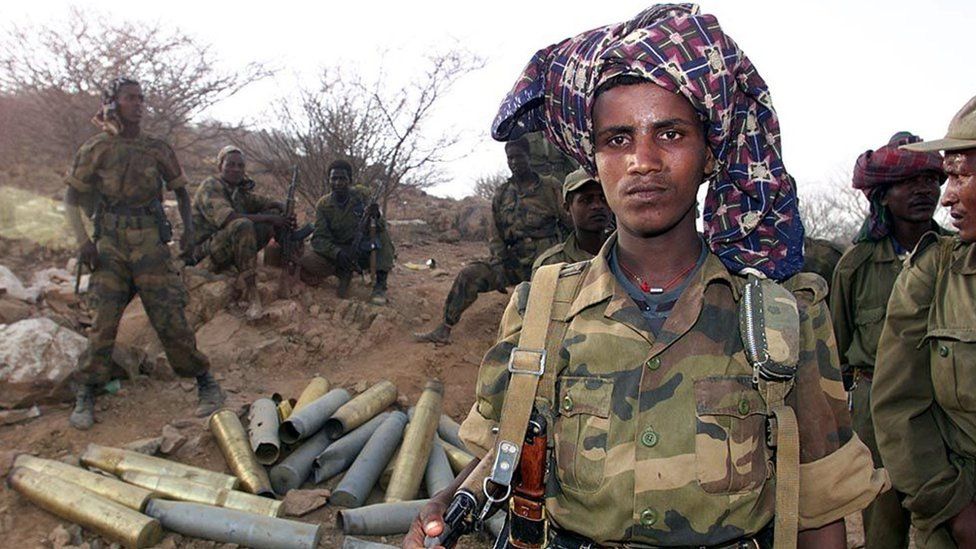 Ethiopian soldiers pose 19 May 2000 on the road 14km outside Barentu, an Eritrean town that they took 18 May. After taking control of the key town of Barentu, Ethiopia said today it was ready to talk peace with its Horn of Africa neighbour