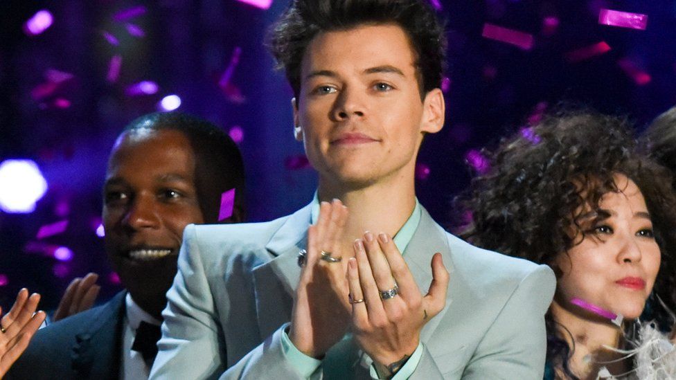 Harry Styles clapping.